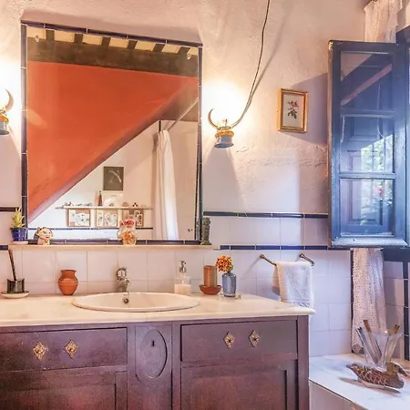 Beautiful In With 2 Bedrooms And Wifi *
